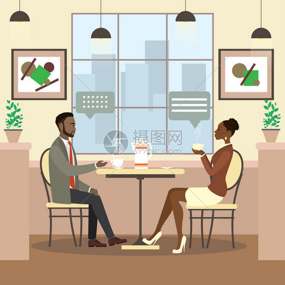 在咖啡馆喝的美式籍女和男坐在舒适餐厅的桌子上图片