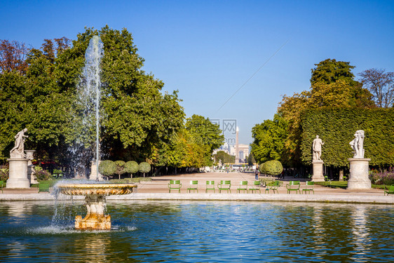 法国巴黎的杜伊勒里花园池塘方尖碑和凯旋门杜乐丽花园池塘方尖碑和凯旋门巴黎法国图片