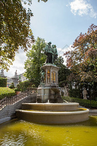 布鲁塞尔比利时2014年8月9日比利时布鲁塞尔小萨布隆广场上的埃格蒙特和胡恩雕像布鲁塞尔小萨布隆广场上的埃格蒙特和胡恩雕像图片