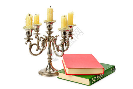 旧的烛台上面有蜡和书图片