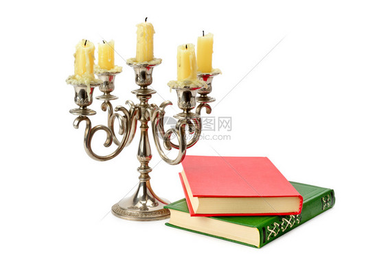 旧的烛台上面有蜡和书图片