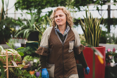 苗圃里有职业服饰的花匠儿手工艺的概念图片素材