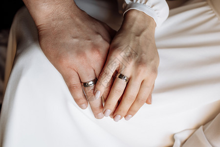 新娘和新郎的结婚戒指图片