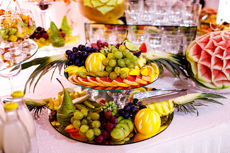 新鲜的异国有机水果餐桌上盘子里的小点心各种和零食盛宴时的餐饮美味餐桌盛装的宴席图片