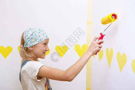 小女孩在墙上画黄色图片