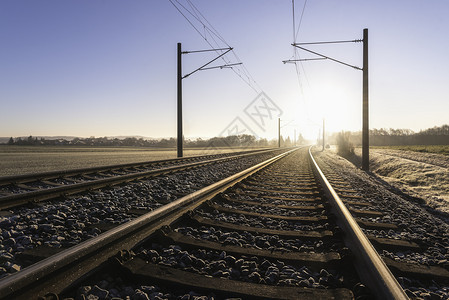 德国铁路基础设施在斯恰比什大厅德国通往太阳光的正前方图片