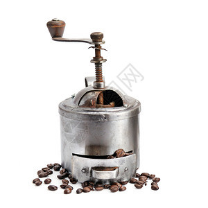 古老的手工制咖啡研磨机和白底咖啡豆旧厨房用具图片