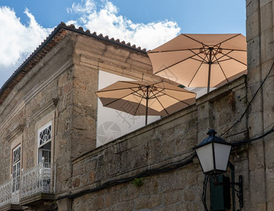 在古老的吉马拉人镇屋顶餐厅的雨伞图片