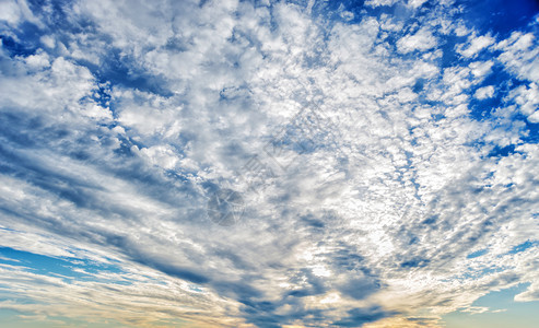 泛的蓝色夏日天空飘的白云图片