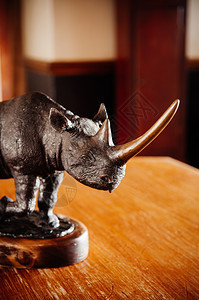 黑色非洲长角犀牛古老的经典金属雕塑图片