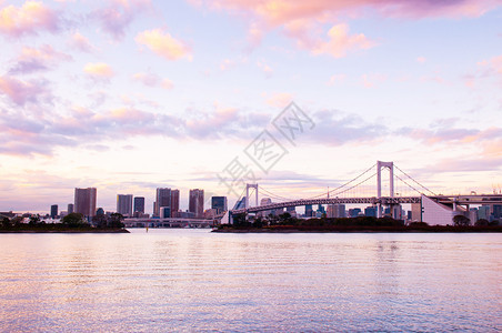 晚上日落时奥代伊巴彩虹桥和东京湾风景城市在粉红天空下以背景起伏图片