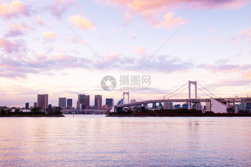 晚上日落时奥代伊巴彩虹桥和东京湾风景城市在粉红天空下以背景起伏图片