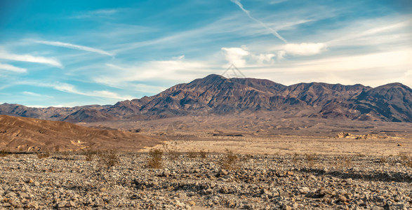 加州沙漠中谷地日出图片