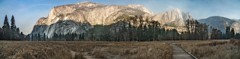 加利福尼亚州约塞米特山谷的清晨风景图片
