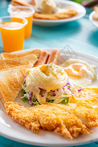 英语早餐面包鸡蛋培根和蔬菜蓝木桌背景图片