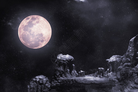 在夜间岩石山有满月和星图片