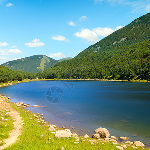 光滑的湖山和蓝天概念是旅行图片