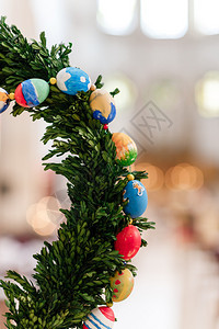 绿色圣诞花环装饰在明亮的背景上东边鸡蛋绿色圣诞节花环装饰在明亮的背景上eastrgs图片