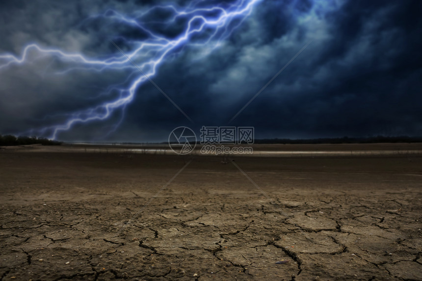 地面干燥破碎雷暴图片