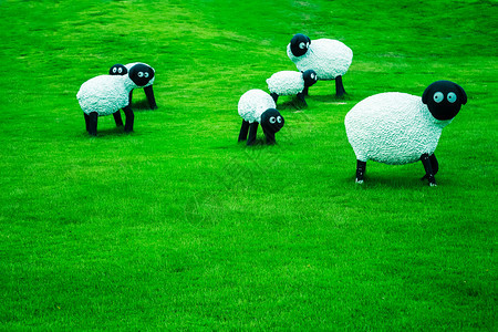 草坪上的雕塑羊图片