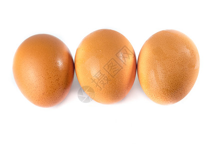 三个鸡蛋在白色背景上被隔离背景图片