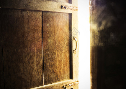 旧的黑暗房间有闪亮的门关着图片