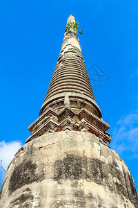 古老的佛塔寺庙在泰国有阴云多的白天空图片