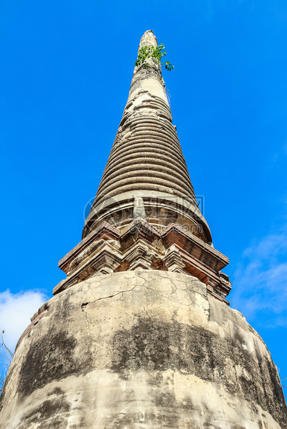 古老的佛塔寺庙在泰国有阴云多的白天空图片