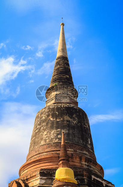 古老的佛塔寺庙在泰国有阴云多的白天空图片