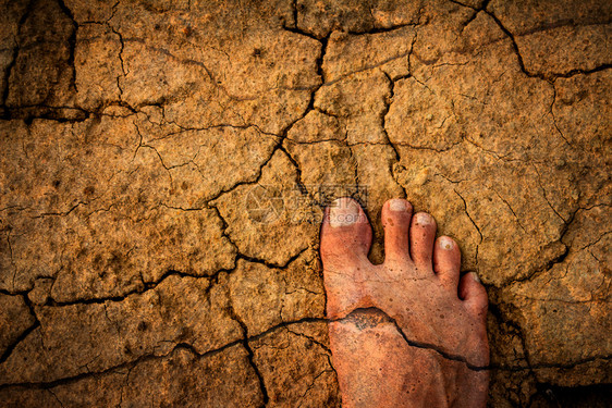 赤脚在干燥的土壤上图片