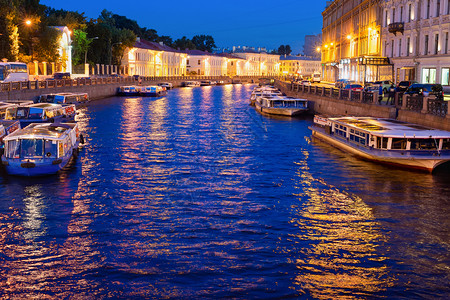 圣彼得堡码头夜间亮明城市风景在运河圣彼得斯堡俄罗背景