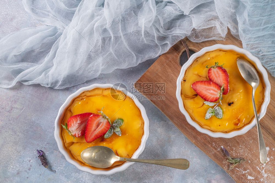 Crembul传统的香草奶油甜点图片