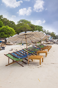 沙滩上的椅和休息放松节假日温泉度胜地的概念图片