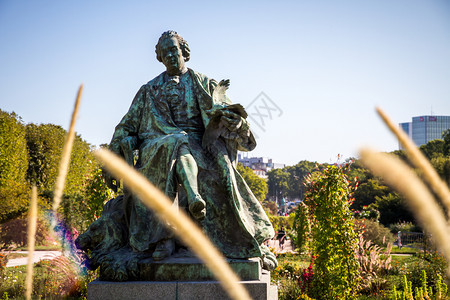 法国巴黎植物园的布冯铜像法国巴黎植物园的布冯雕像图片