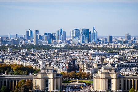 从埃菲尔铁塔鸟瞰城市巴黎法国从法国埃菲尔铁塔俯瞰巴黎城市图片