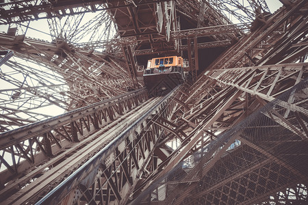 法国巴黎艾菲尔铁塔结构及内部电梯景观埃菲尔铁塔结构和电梯巴黎法国图片