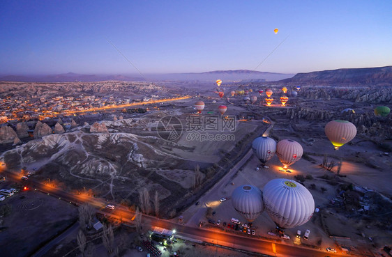 2019年月日空中美丽的气球飞行风景图片