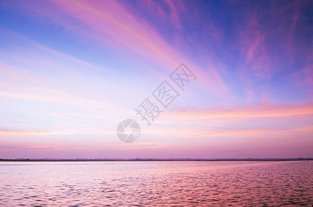 美丽燃烧的日出或落天空横跨宽阔的宁静哈恩湖乌东萨尼泰王国图片