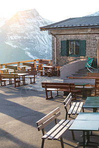 在日落时一条粗糙的高山路上人们所熟知的爱德罗威斯皮茨奇风景中的山地和咖啡厅美景图片