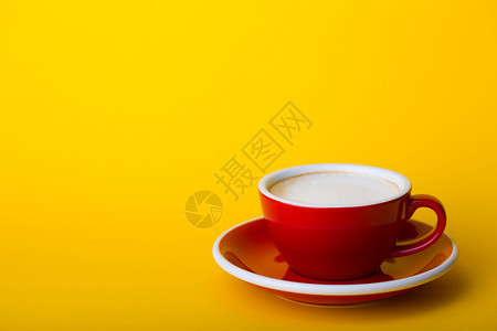 黄底带卡布奇诺的美丽咖啡红杯图片