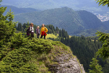 母亲和女儿在山上旅行图片