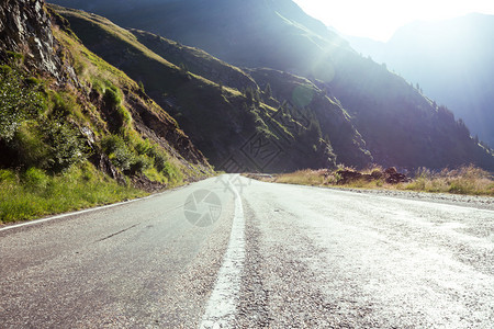 夏季美丽的公路风景图片