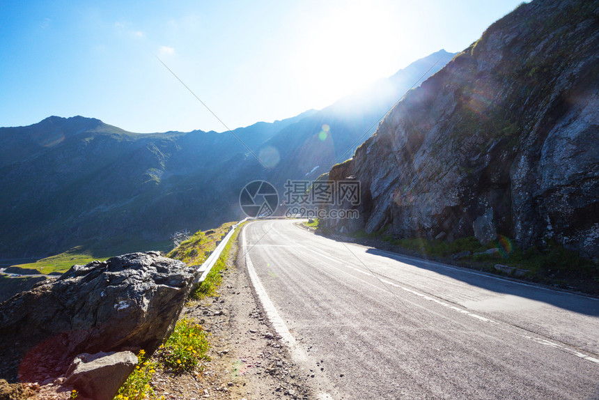 夏季阿尔卑斯山美丽的风景图片