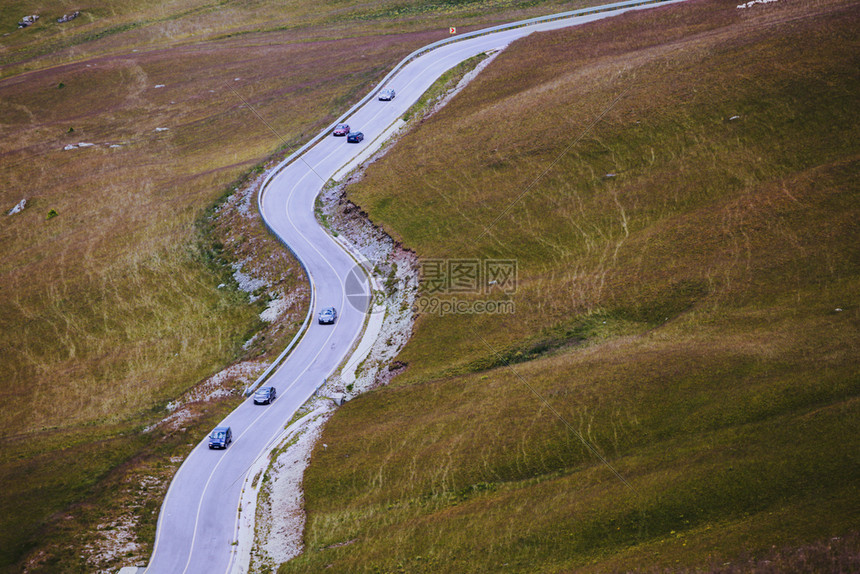 夏季公路美丽的风景图片