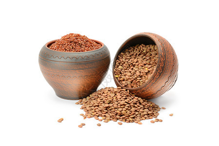 白种土锅里的扁豆和棕米营养素食品图片