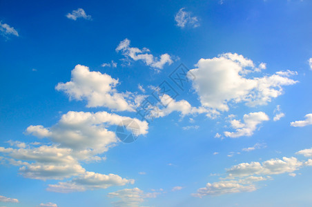 蓝色天空中的白积云图片