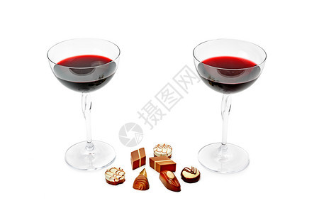 两杯葡萄酒和一套巧克力白色背景的孤立图片