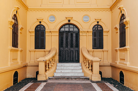 2019udonthailnd古老的黄色法国殖民建筑工匠窗户和门框图片