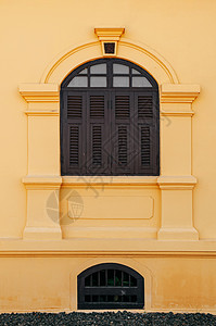 塔伊兰乌顿duonthai市博物馆外墙和工匠窗框背景图片