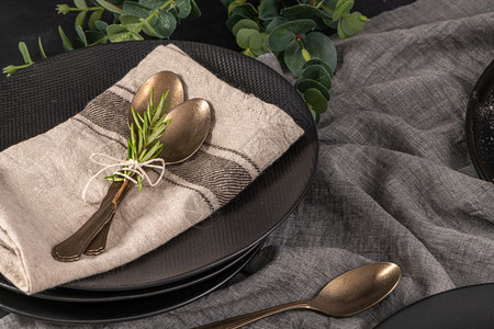 表格设置背景和复制空间餐巾纸银器和迷迭香树枝的背景勺子餐具图片
